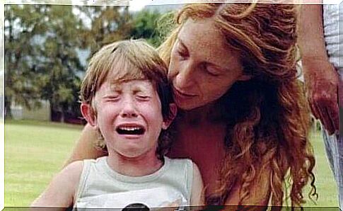 A mother who has been trained in first aid for children who help a crying child.