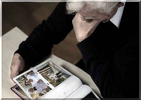 Reminiscence therapy is a non-pharmacological treatment that allows patients to relive old memories.