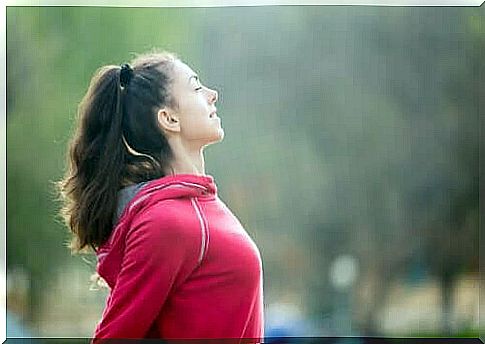 A woman who practices conscious breathing before exercising.