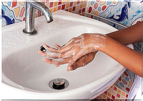 Person washes his hands